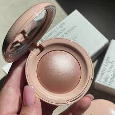 Rare Beauty Highlighter Mesmerize